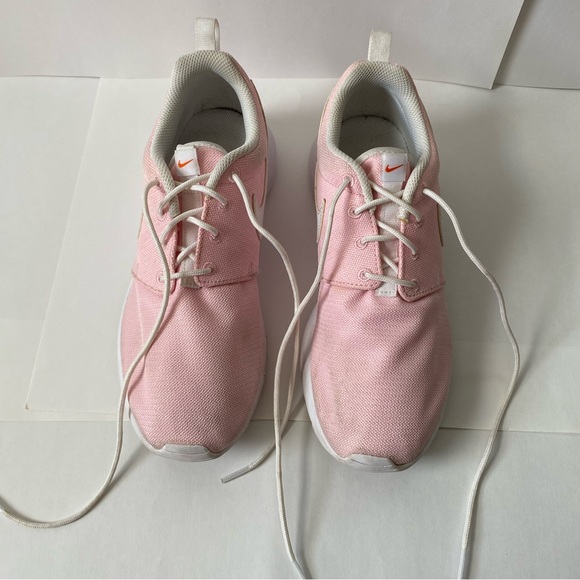 Nike Roshe Light Pink and White Running Shoes - Picture 8 of 10